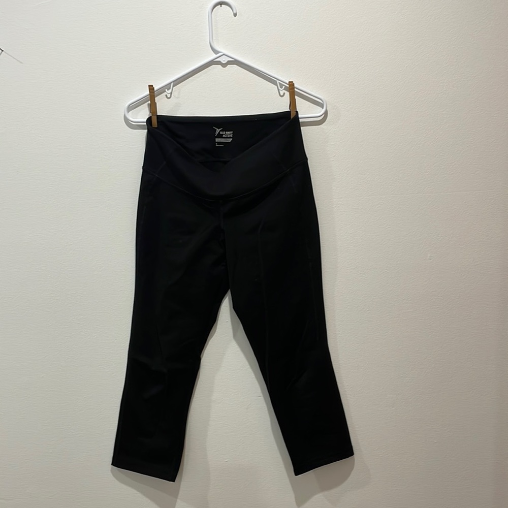 Black Old Navy Cropped Workout Leggings size M